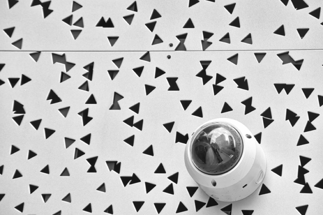 Uma câmara dome numa fachada moderna, enquadrada ao vivo no seu Mac